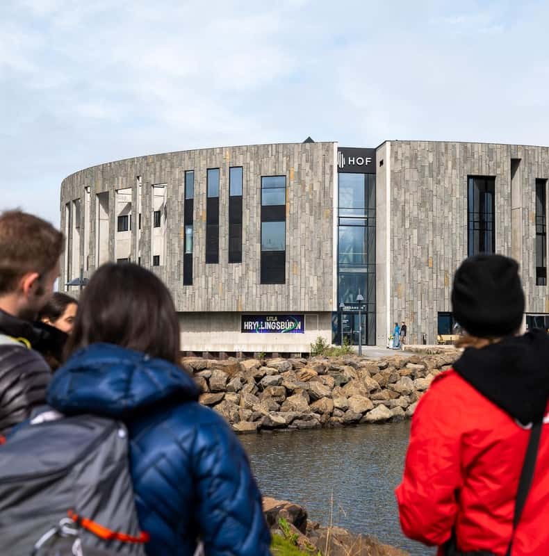 Akureyri: City Walk with Local Food
